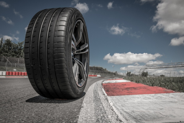Yokohama Advan Sport V107D 325/40 R22 114Y MO1