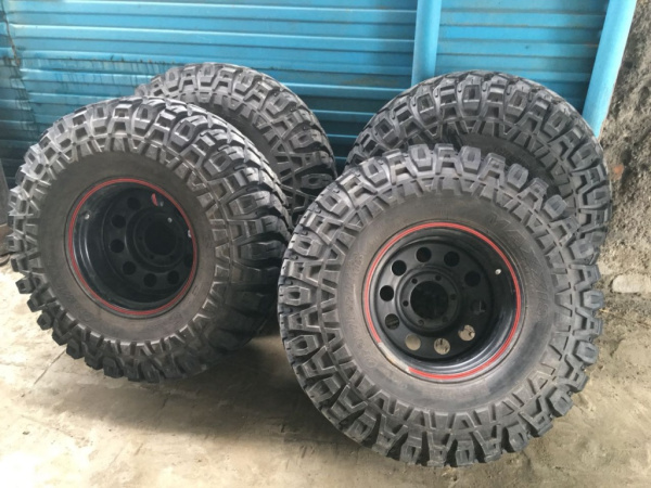 Maxxis M8090 Creepy Crawler 255/85 R16 104K