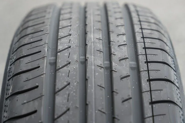 Yokohama BluEarth-A AE51A 245/40 R18 97W