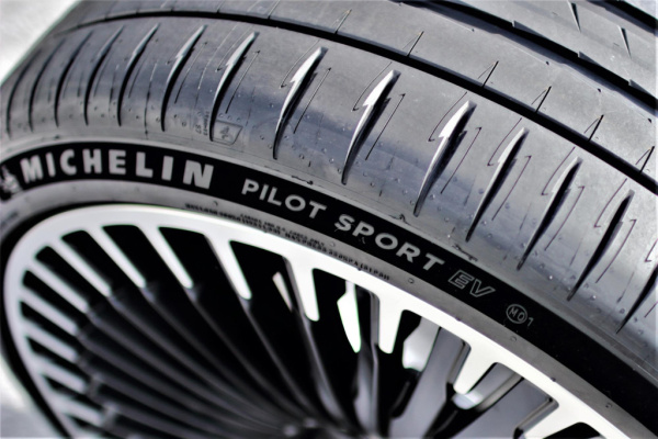 Michelin Pilot Sport EV Acoustic 255/40 R21 102Y GOE