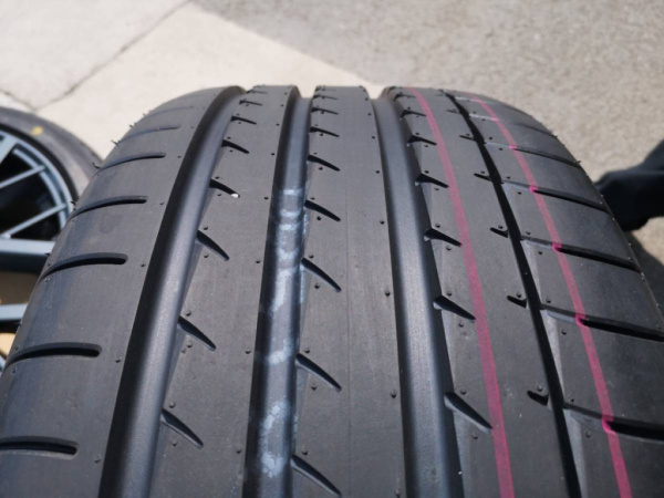 Yokohama Advan Sport V105S 235/55 R17 99Y